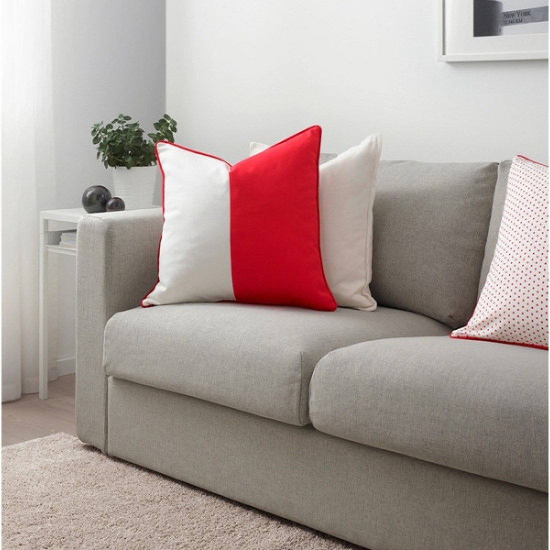 серый диван с красными подушками